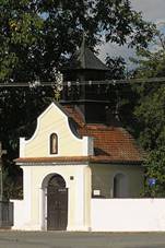 File:Kaple sv. Anny(tpnovice) z boku.JPG