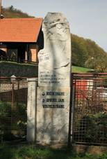 Zahrada (Kaly), pomnk u lpy (0196).jpg