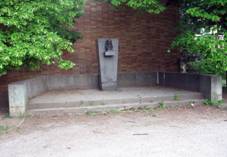 Tinov, busta u koly.jpg