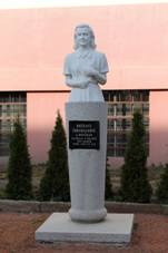 Ti�nov, Riegrova, pomn�k (2013-10-05; 01).jpg