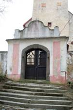 Gate of cemetery and areal of Saint Martin church in ��slavice.jpg