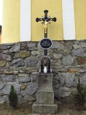 Wayside cross in Chlstov, Teb District.JPG
