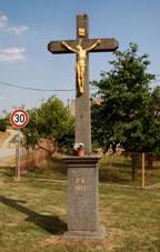 Wayside cross in Pucov, Teb District.JPG