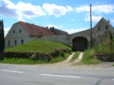 http://upload.wikimedia.org/wikipedia/commons/1/1f/Trebic_racerovice_usedlost.jpg