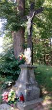 Wayside cross at Jezero Horusice 04.jpg