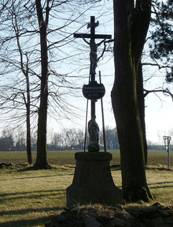 Kundratice (Sviny), wayside shrine and cross 01.jpg