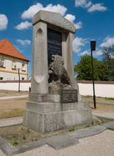https://upload.wikimedia.org/wikipedia/commons/thumb/3/39/%C5%A0ev%C4%9Bt%C3%ADn_-_pomn%C3%ADk_ob%C4%9Btem_v%C3%A1lky.jpg/800px-%C5%A0ev%C4%9Bt%C3%ADn_-_pomn%C3%ADk_ob%C4%9Btem_v%C3%A1lky.jpg