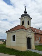 https://upload.wikimedia.org/wikipedia/commons/thumb/1/11/Star%C3%A1_Hl%C3%ADna%2C_kaple.JPG/800px-Star%C3%A1_Hl%C3%ADna%2C_kaple.JPG