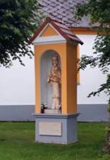 Kaplika se sochou ve Zlukov (Q105004091).jpg