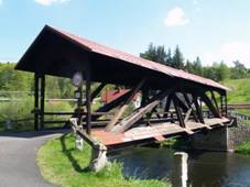 Zastřešený dřevěný věšadlový most v Suchovršicích