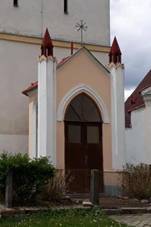 Kapli�ka v B�l� H�rce u kostela (Q104974684).jpg