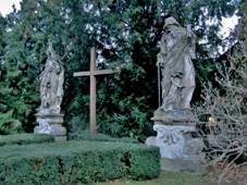 Buchlovice, sochy u kostela.jpg