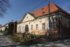 Bzenec - star budova na Hornm nmst.JPG