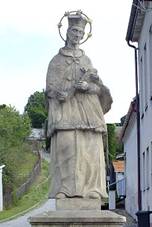 Socha sv. J. Nepomuckeho i podstavec zepredu.jpg