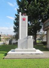 Nedachlebice, pomnk II. sv. vlka.JPG