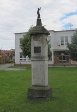 Husitsk sloup na nvsi, vlevo obecn ad, vzadu kola