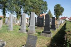 Jewish cemetery in Uhersk Ostroh 06.JPG