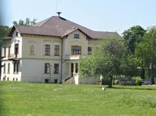 Uhersk Ostroh, vila-sprvn budova DYAS.jpg