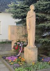 Tupesy, pomnk II. sv. vlka.jpg