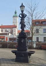 Uhersk Hradit, Zeln trh, kana.JPG