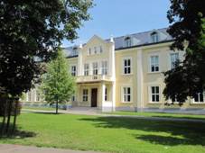 Uhersk Hradit, obchodn akademie.jpg