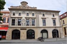 Uhersk Hradit (Korom) - Lkrna U Zlat koruny.jpg