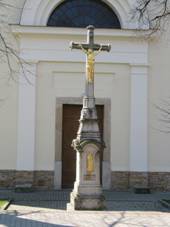 Koma, k u kostela.jpg