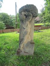 Nezdenice, socha u kostela.jpg