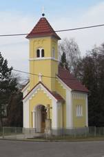 Nves s kaplikou, v pozad eleznin zastvka