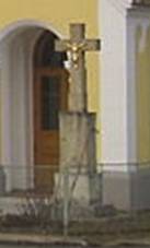 Nves s kaplikou, v pozad eleznin zastvka