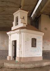 Kotovsk kaple pod dlninm mostem