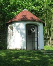 Kaple v lese nad Maleovem (Q78793464).jpg