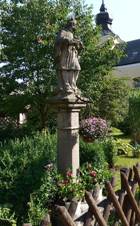 Louka (VS), Jan Nepomuck a kostel.JPG