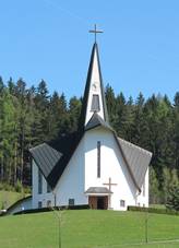 Kostel svat Zdislavy v dominantn poloze mimo centrum obce