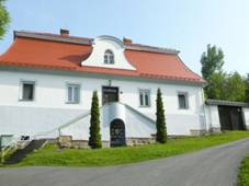 Fara s pilehlou branou (Vesel).JPG