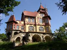 File:V�letn� restaurace na Hr�dku.JPG