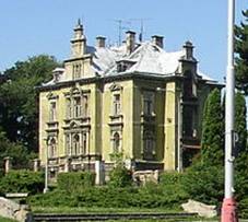 File:Klasicistn� vily ve Varnsdorfu.JPG