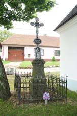 Wayside cross near chapel in Hodov, Teb District.jpg