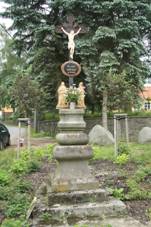 Wayside cross in Hodov, Teb District.jpg