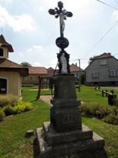 Wayside cross in Hroznat�n, T�eb�� District.JPG