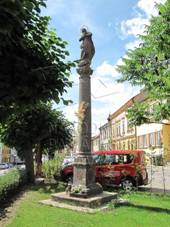 1000142570 - sloup se sochou P. Marie