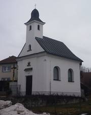 https://upload.wikimedia.org/wikipedia/commons/thumb/2/28/Chapel_of_St._Anne_in_V%C3%ADde%C5%88_%28%C5%BD%C4%8F%C3%A1r_nad_S%C3%A1zavou_District%29.JPG/800px-Chapel_of_St._Anne_in_V%C3%ADde%C5%88_%28%C5%BD%C4%8F%C3%A1r_nad_S%C3%A1zavou_District%29.JPG