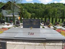 Pomn�k vyvra�d�n� rodiny Ju�i�kovy na m�stn�m h�bitov�