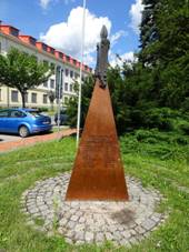 https://upload.wikimedia.org/wikipedia/commons/thumb/a/a9/Vset%C3%ADn%2C_pam%C3%A1tn%C3%ADk_ob%C4%9Btem_komunismu.jpg/800px-Vset%C3%ADn%2C_pam%C3%A1tn%C3%ADk_ob%C4%9Btem_komunismu.jpg