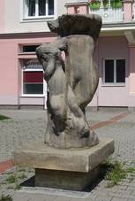 https://upload.wikimedia.org/wikipedia/commons/thumb/e/e9/Vset%C3%ADn%2C_Josefa_Soused%C3%ADka%2C_socha.jpg/1024px-Vset%C3%ADn%2C_Josefa_Soused%C3%ADka%2C_socha.jpg