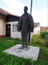 https://upload.wikimedia.org/wikipedia/commons/thumb/8/8e/Vset%C3%ADn%2C_Julius_Fu%C4%8D%C3%ADk_%281%29.jpg/800px-Vset%C3%ADn%2C_Julius_Fu%C4%8D%C3%ADk_%281%29.jpg