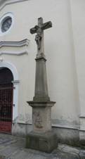 Chvalkovice krucifix u kostela.JPG