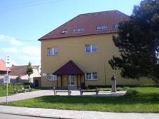 https://upload.wikimedia.org/wikipedia/commons/thumb/b/b2/Obecn%C3%AD_%C5%A1kola_Komo%C5%99any.JPG/1024px-Obecn%C3%AD_%C5%A1kola_Komo%C5%99any.JPG