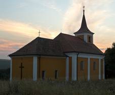 https://upload.wikimedia.org/wikipedia/commons/thumb/a/aa/Nemcany-lutrstek_kostel1.jpg/1024px-Nemcany-lutrstek_kostel1.jpg