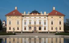 https://upload.wikimedia.org/wikipedia/commons/thumb/c/cb/Slavkov_u_Brna_-_Castle.jpg/1024px-Slavkov_u_Brna_-_Castle.jpg